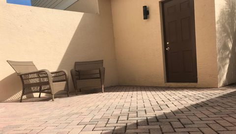 141 E Thatch Palm Cir