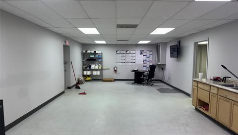 2202 - 2204 N Us Highway 281 Highway N