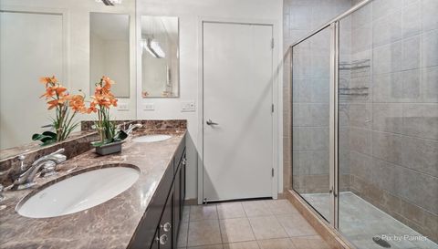 700 N LARRABEE Street