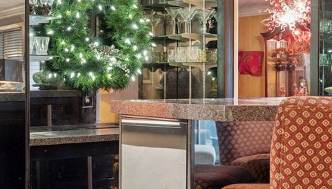 3076 Lexington Avenue N