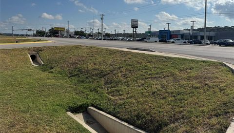 2202 - 2204 N Us Highway 281 Highway N