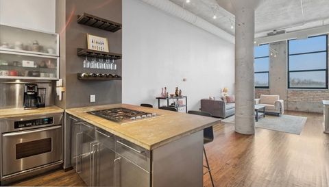 1800 W ROSCOE Street