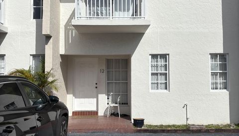 2050 NE 140th St APT 12