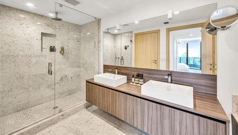 1000 Brickell Plz