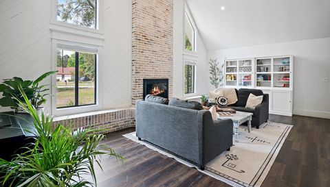 89 Country Club Dr W