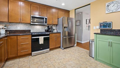 212 N Ostrom Ave