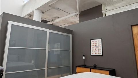 1800 W ROSCOE Street