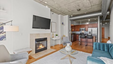 700 N LARRABEE Street