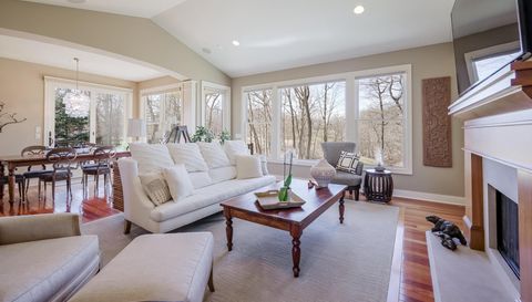 4209 N Oak Pointe Ct NE