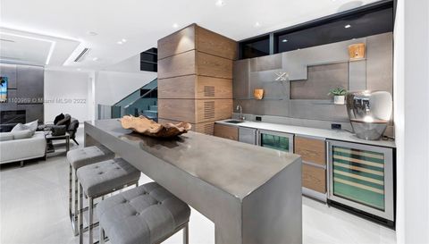 440 Mola Ave