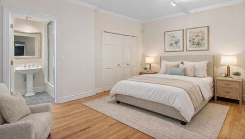 230 E Delaware Place