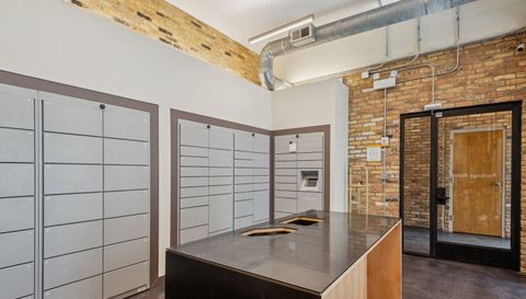 1800 W ROSCOE Street