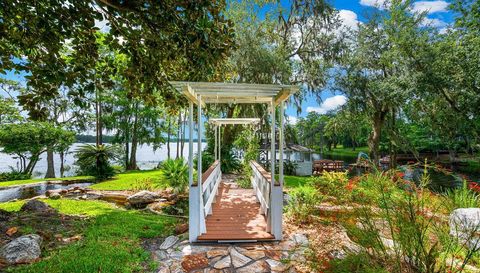 996 NW SCENIC LAKE DRIVE