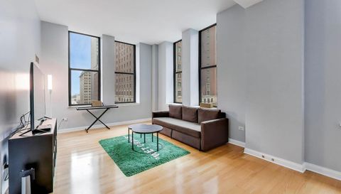 8 W MONROE Street