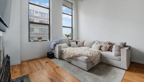 758 N Larrabee Street