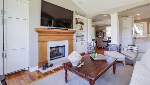 4209 N Oak Pointe Ct NE