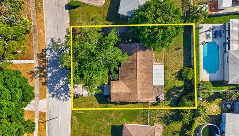 233 NW MADISON CIRCLE N