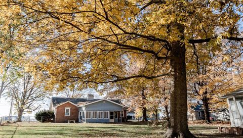 913 E Chain Of Rocks Road