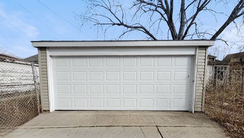 9132 S Blackstone Avenue