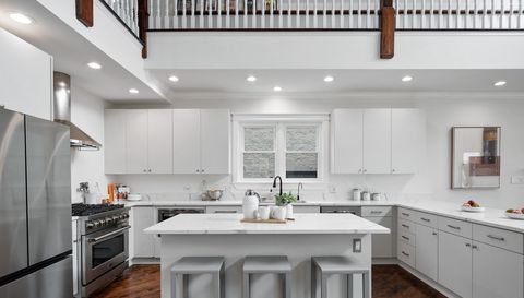 840 W Buckingham Place