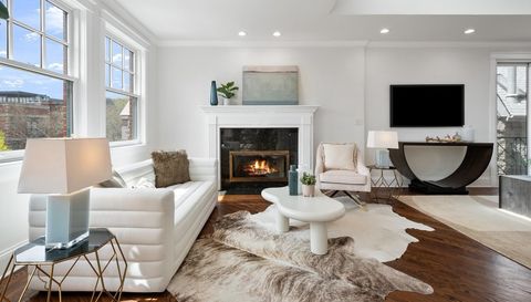 840 W Buckingham Place