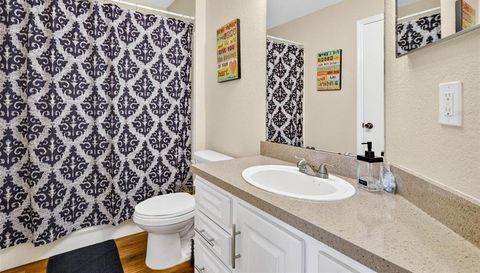 8517 ISLAND BREEZE LANE