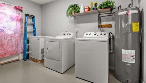 949 SE Breakwater Ave