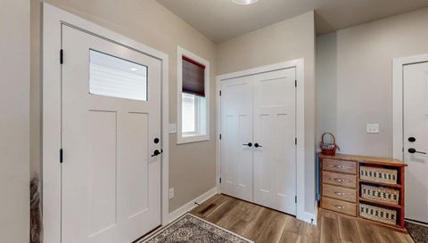 698 Shardlow Place NE