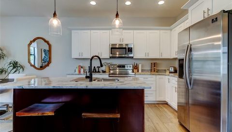 204 N MANHATTAN AVENUE