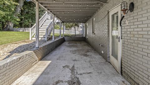 272 Canterbury Dr