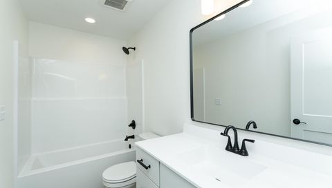 1816 Robinson Lane NE