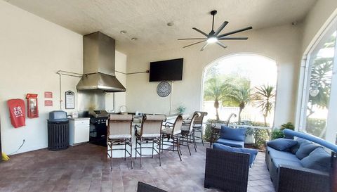 2204 Myrtlewood Cir E