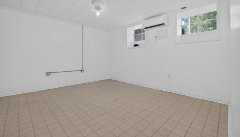 2805 Roland Rd