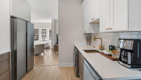 4320 N Clarendon Ave