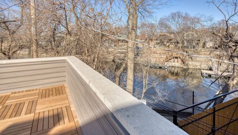 2712 W Sunnyside Avenue