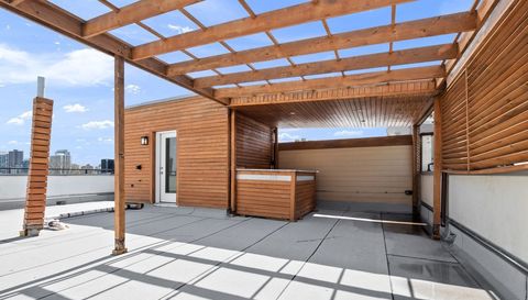 840 W Buckingham Place