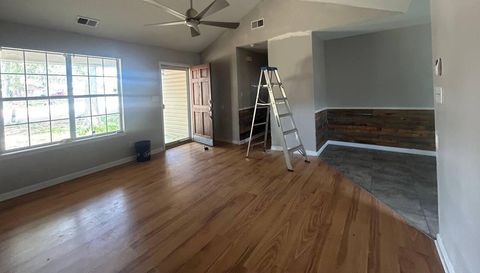 132 Pineview St