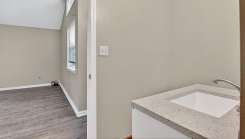 1464 A NE PINE LOG RD