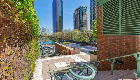 440 N McClurg Court