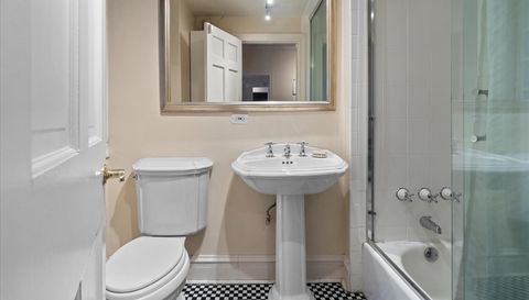 230 E Delaware Place