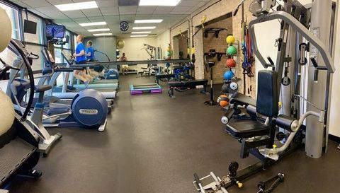 1800 W ROSCOE Street