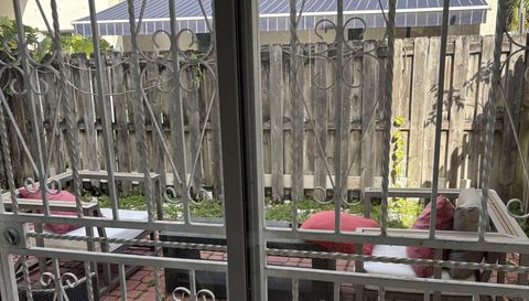 2050 NE 140th St APT 12