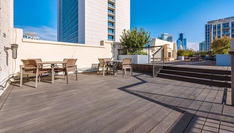 758 N Larrabee Street