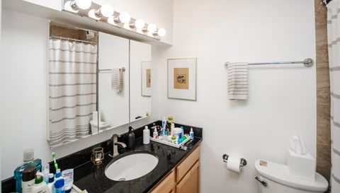 525 W Hawthorne Place