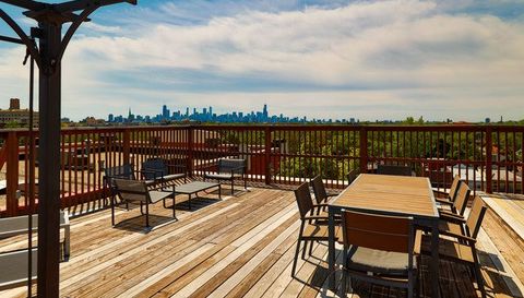 1800 W ROSCOE Street