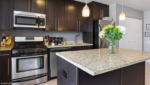 1600 N HALSTED Street