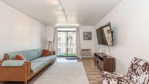 3900 N Pine Grove Ave