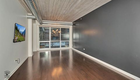 845 N KINGSBURY Street