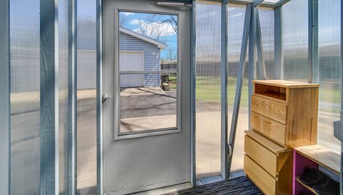 327 N Pershing Avenue