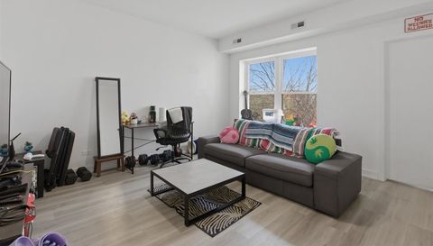 4939 N St. Louis Avenue